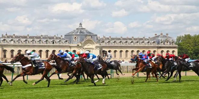 Où a été tournée la saison 4 d'Emily In Paris ? Tous les beaux nouveaux emplacements 10 Cette saison même filmée à Chantilly, France