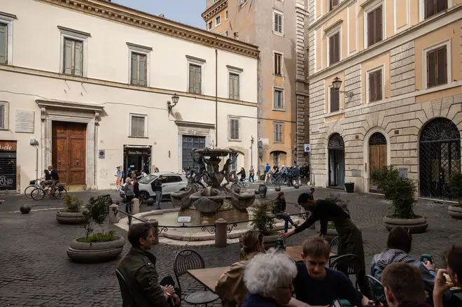 Où a été tournée la saison 4 d'Emily In Paris ? Tous les beaux nouveaux emplacements 5 Fontana delle Tartarughe (Fontaine des Tortues) située sur la Piazza Mattei