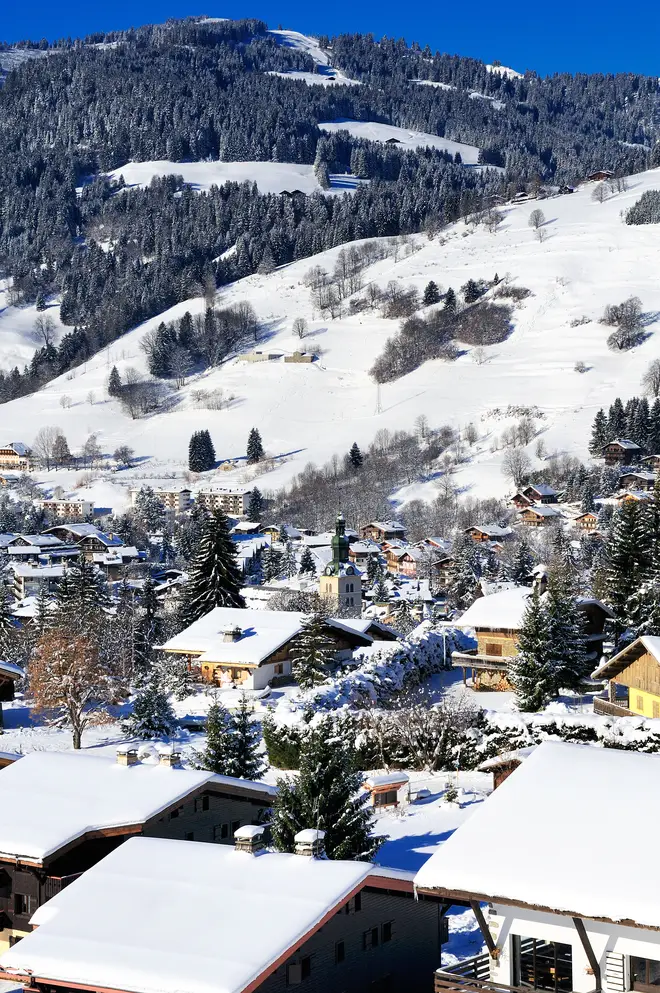 Où a été tournée la saison 4 d'Emily In Paris ? Tous les beaux nouveaux emplacements 9 Vue d'en haut sur le village de montagne de Megève, Alpes françaises