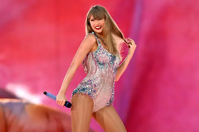 Taylor Swift amène Ed Sheeran sur scène lors de la tournée Eras pour interpréter le doux "Travis Kelce... 4 Taylor Swift revient à Londres pour donner les cinq derniers concerts de sa tournée européenne Eras Tour