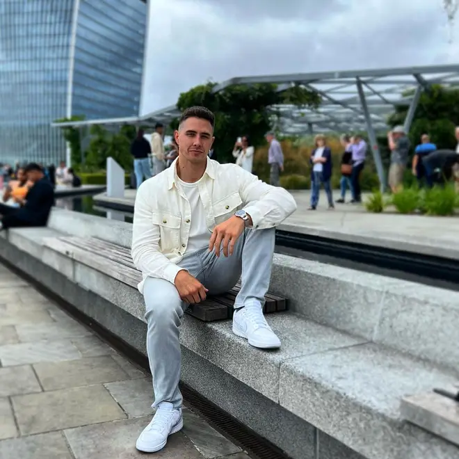 Rencontrez Freddie de Love Is Blind UK : son âge, son travail, Instagram, sa taille et plus 6 Freddie a demandé à Catherine de signer un contrat de mariage avant leur mariage dans Love Is Blind