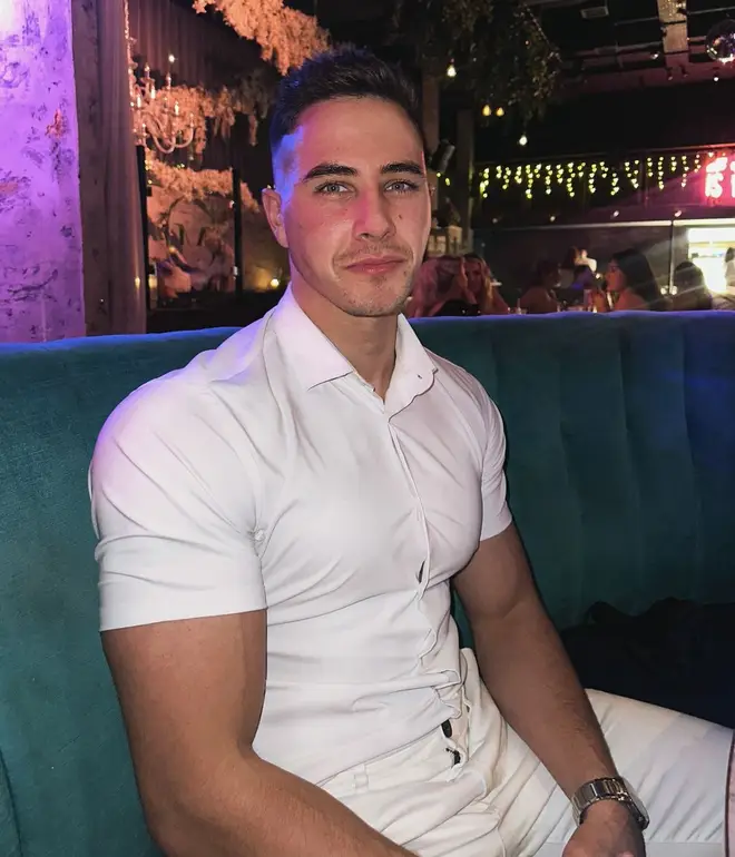 Rencontrez Freddie de Love Is Blind UK : son âge, son travail, Instagram, sa taille et plus 5 Freddie de Love Is Blind UK travaille comme directeur de pompes funèbres