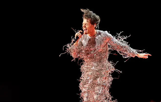Harry Styles alimente les espoirs d'un quatrième album comme on le voit à nouveau avec Fred. 4 Harry Styles travaillerait sur de la nouvelle musique