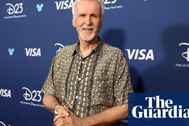 <br />
<br />
<h1>James Cameron : L'écriture de la science-fiction est plus difficile dans un monde de science-fiction</h1><br />
<br />
<p>Le réalisateur légendaire James Cameron a récemment partagé son point de vue sur l'écriture de la science-fiction dans le contexte actuel. Selon lui, il est de plus en plus difficile de créer des histoires de science-fiction originales et captivantes, car la réalité dépasse désormais la fiction.</p><br />
<br />
<p>Cameron a souligné que notre monde moderne est devenu si avancé technologiquement que certaines des idées les plus folles de la science-fiction d'hier sont désormais une réalité quotidienne. Il est donc essentiel pour les écrivains et les réalisateurs de science-fiction de repousser les limites de l'imagination pour captiver un public de plus en plus exigeant.</p><br />
<br />
<h2>Points importants :</h2><br />
<ul><br />
<li>James Cameron partage son point de vue sur l'écriture de la science-fiction.</li><br />
<li>Il est de plus en plus difficile de créer des histoires de science-fiction originales.</li><br />
<li>La réalité actuelle dépasse la fiction.</li><br />
<li>Les écrivains et réalisateurs doivent repousser les limites de l'imagination.</li><br />
</ul><br />
<br /> - 2