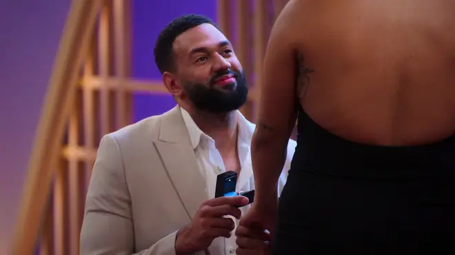 Ollie et Demi de Love Is Blind UK sont-ils toujours ensemble maintenant ? 5 Ollie a proposé à Demi de ne s'être jamais rencontré physiquement