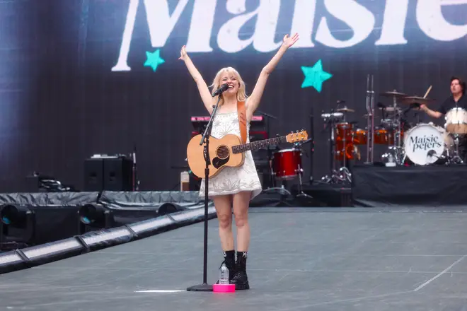 Maisie Peters, l'ouvreuse de Taylor Swift, semble réagir aux réactions négatives «méchantes» de son époque... 6 Maisie Peters se produit au stade de Wembley pour l'un des premiers actes de la tournée Eras de Taylor Swift.