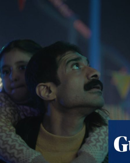Critique de Mandoob (Le coursier de nuit) - une satire amusante sur l'économie de concert à Riyadh | Film 47 Critique de Mandoob (Le coursier de nuit) - une satire amusante sur l'économie de concert à Riyadh | Film - 46