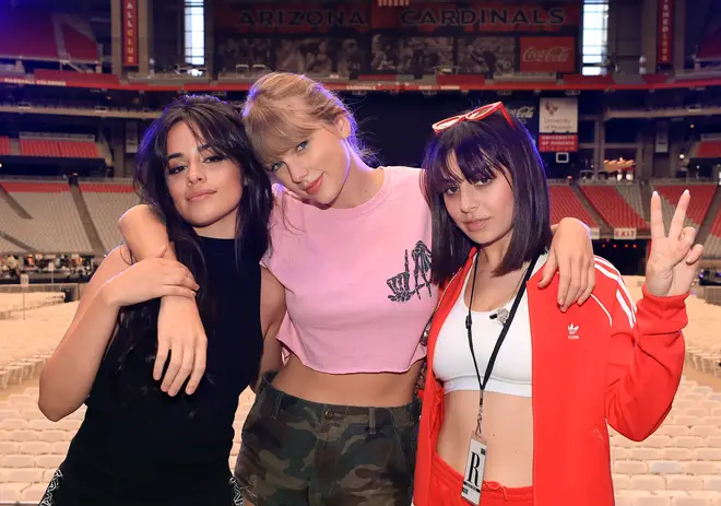 Charli XCX et Taylor Swift font-ils un remix de « Sympathy Is A Knife » ? La théorie... 6 Charli xcx a rejoint Taylor Swift lors de la tournée du Reputation Stadium en 2018Taylor Swift 2018 Reputation Stadium Tour