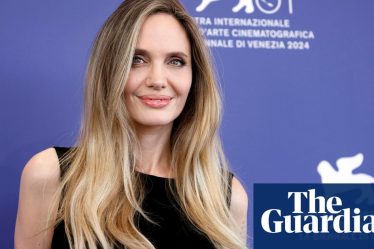<br />
<br />
<h1>Angelina Jolie dénonce la pression des perceptions extérieures sur les femmes</h1><br />
<br />
<p>L'actrice et militante Angelina Jolie a récemment exprimé sa préoccupation concernant le poids des perceptions et des attentes extérieures sur les femmes dans la société. Selon elle, les femmes sont souvent définies par le regard des autres, ce qui peut avoir des conséquences néfastes sur leur bien-être et leur confiance en elles.</p><br />
<br />
<h2>Points importants de l'article:</h2><br />
<ul><br /> <li>Angelina Jolie critique la pression sociale sur les femmes</li><br /> <li>Elle souligne l'importance de se libérer des attentes extérieures</li><br /> <li>Jolie encourage les femmes à se définir selon leurs propres valeurs</li><br />
</ul><br />
<br /> - 2