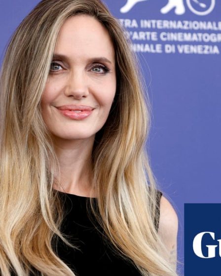 <br />
<br />
<h1>Angelina Jolie dénonce la pression des perceptions extérieures sur les femmes</h1><br />
<br />
<p>L'actrice et militante Angelina Jolie a récemment exprimé sa préoccupation concernant le poids des perceptions et des attentes extérieures sur les femmes dans la société. Selon elle, les femmes sont souvent définies par le regard des autres, ce qui peut avoir des conséquences néfastes sur leur bien-être et leur confiance en elles.</p><br />
<br />
<h2>Points importants de l'article:</h2><br />
<ul><br /> <li>Angelina Jolie critique la pression sociale sur les femmes</li><br /> <li>Elle souligne l'importance de se libérer des attentes extérieures</li><br /> <li>Jolie encourage les femmes à se définir selon leurs propres valeurs</li><br />
</ul><br />
<br /> 32 <br />
<br />
<h1>Angelina Jolie dénonce la pression des perceptions extérieures sur les femmes</h1><br />
<br />
<p>L'actrice et militante Angelina Jolie a récemment exprimé sa préoccupation concernant le poids des perceptions et des attentes extérieures sur les femmes dans la société. Selon elle, les femmes sont souvent définies par le regard des autres, ce qui peut avoir des conséquences néfastes sur leur bien-être et leur confiance en elles.</p><br />
<br />
<h2>Points importants de l'article:</h2><br />
<ul><br /> <li>Angelina Jolie critique la pression sociale sur les femmes</li><br /> <li>Elle souligne l'importance de se libérer des attentes extérieures</li><br /> <li>Jolie encourage les femmes à se définir selon leurs propres valeurs</li><br />
</ul><br />
<br /> - 31