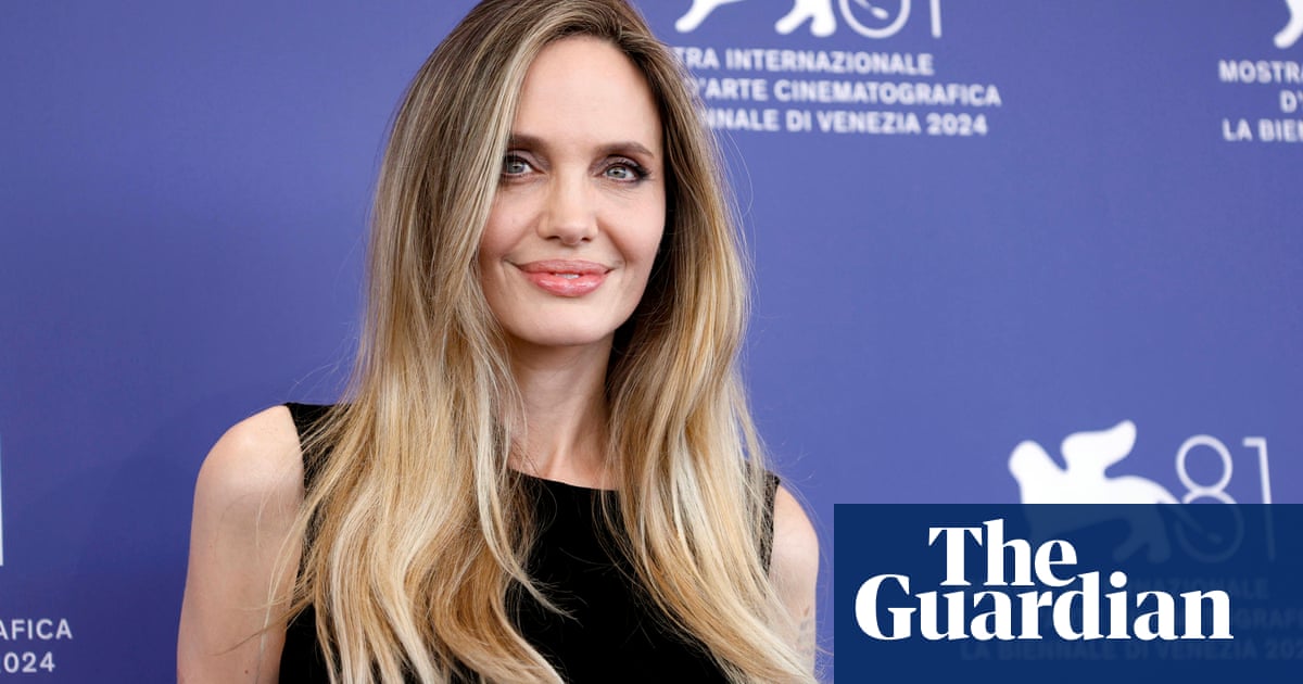 <br />
<br />
<h1>Angelina Jolie dénonce la pression des perceptions extérieures sur les femmes</h1><br />
<br />
<p>L'actrice et militante Angelina Jolie a récemment exprimé sa préoccupation concernant le poids des perceptions et des attentes extérieures sur les femmes dans la société. Selon elle, les femmes sont souvent définies par le regard des autres, ce qui peut avoir des conséquences néfastes sur leur bien-être et leur confiance en elles.</p><br />
<br />
<h2>Points importants de l'article:</h2><br />
<ul><br /> <li>Angelina Jolie critique la pression sociale sur les femmes</li><br /> <li>Elle souligne l'importance de se libérer des attentes extérieures</li><br /> <li>Jolie encourage les femmes à se définir selon leurs propres valeurs</li><br />
</ul><br />
<br /> 2 <br />
<br />
<h1>Angelina Jolie dénonce la pression des perceptions extérieures sur les femmes</h1><br />
<br />
<p>L'actrice et militante Angelina Jolie a récemment exprimé sa préoccupation concernant le poids des perceptions et des attentes extérieures sur les femmes dans la société. Selon elle, les femmes sont souvent définies par le regard des autres, ce qui peut avoir des conséquences néfastes sur leur bien-être et leur confiance en elles.</p><br />
<br />
<h2>Points importants de l'article:</h2><br />
<ul><br /> <li>Angelina Jolie critique la pression sociale sur les femmes</li><br /> <li>Elle souligne l'importance de se libérer des attentes extérieures</li><br /> <li>Jolie encourage les femmes à se définir selon leurs propres valeurs</li><br />
</ul><br />
<br /> - 1