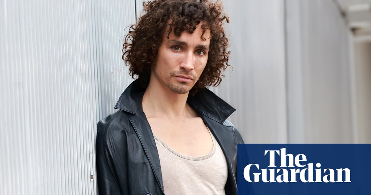 Robert Sheehan parle de son anxiété et de ses crises de panique 2 Robert Sheehan parle de son anxiété et de ses crises de panique - 1