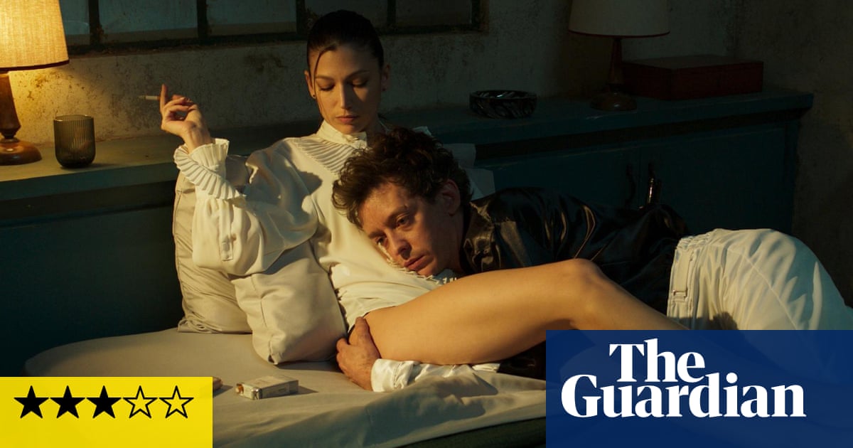 Critique du film "Kill the Jockey" : un drame criminel imprévisible et palpitant avec un héros hors-la-loi sous l'emprise de la drogue 2 Critique du film "Kill the Jockey" : un drame criminel imprévisible et palpitant avec un héros hors-la-loi sous l'emprise de la drogue - 1