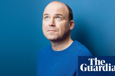 <br />
<br />
<h1>Rory Kinnear: l'acteur célèbre ses cheveux perdus et encourage les autres à en faire autant</h1><br />
<br />
<p>L'acteur britannique Rory Kinnear a récemment fait une déclaration audacieuse en encourageant les hommes à embrasser leur calvitie. Il a déclaré: "Je félicite tous ceux qui sont sur le point de devenir chauves". Cette prise de position franche et positive a été saluée par de nombreux fans et a suscité des discussions sur la confiance en soi et l'acceptation de soi.</p><br />
<br />
<h2>Points importants:</h2><br />
<ul><br /> <li>Rory Kinnear encourage les hommes à accepter leur calvitie.</li><br /> <li>Sa déclaration a été bien accueillie par ses fans.</li><br /> <li>Cela a ouvert un dialogue sur la confiance en soi et l'acceptation de soi.</li><br />
</ul><br />
<br /> - 2