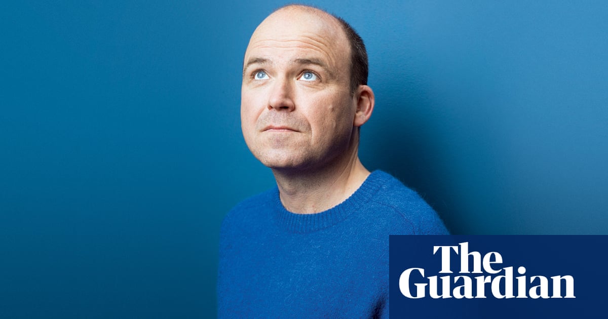 <br />
<br />
<h1>Rory Kinnear: l'acteur célèbre ses cheveux perdus et encourage les autres à en faire autant</h1><br />
<br />
<p>L'acteur britannique Rory Kinnear a récemment fait une déclaration audacieuse en encourageant les hommes à embrasser leur calvitie. Il a déclaré: "Je félicite tous ceux qui sont sur le point de devenir chauves". Cette prise de position franche et positive a été saluée par de nombreux fans et a suscité des discussions sur la confiance en soi et l'acceptation de soi.</p><br />
<br />
<h2>Points importants:</h2><br />
<ul><br /> <li>Rory Kinnear encourage les hommes à accepter leur calvitie.</li><br /> <li>Sa déclaration a été bien accueillie par ses fans.</li><br /> <li>Cela a ouvert un dialogue sur la confiance en soi et l'acceptation de soi.</li><br />
</ul><br />
<br /> 2 <br />
<br />
<h1>Rory Kinnear: l'acteur célèbre ses cheveux perdus et encourage les autres à en faire autant</h1><br />
<br />
<p>L'acteur britannique Rory Kinnear a récemment fait une déclaration audacieuse en encourageant les hommes à embrasser leur calvitie. Il a déclaré: "Je félicite tous ceux qui sont sur le point de devenir chauves". Cette prise de position franche et positive a été saluée par de nombreux fans et a suscité des discussions sur la confiance en soi et l'acceptation de soi.</p><br />
<br />
<h2>Points importants:</h2><br />
<ul><br /> <li>Rory Kinnear encourage les hommes à accepter leur calvitie.</li><br /> <li>Sa déclaration a été bien accueillie par ses fans.</li><br /> <li>Cela a ouvert un dialogue sur la confiance en soi et l'acceptation de soi.</li><br />
</ul><br />
<br /> - 1