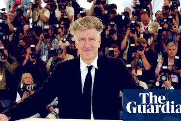 <br />
<br />
<h1>David Lynch annonce qu'il est trop malade pour réaliser des films en personne</h1><br />
<br />
<p>Le célèbre réalisateur David Lynch a récemment annoncé qu'il ne sera plus en mesure de diriger des films en personne en raison de problèmes de santé. Lynch, connu pour ses films emblématiques tels que "Mulholland Drive" et la série télévisée "Twin Peaks", a déclaré qu'il continuera à travailler sur des projets audiovisuels, mais qu'il devra le faire de manière plus indirecte en raison de sa maladie.</p><br />
<br />
<h2>Points importants de l'article:</h2><br />
<ul><br /> <li>David Lynch ne pourra plus réaliser des films en personne en raison de sa santé.</li><br /> <li>Il continuera à travailler sur des projets audiovisuels de manière indirecte.</li><br /> <li>Lynch est connu pour des films comme "Mulholland Drive" et la série "Twin Peaks".</li><br />
</ul><br />
<br /> - 4
