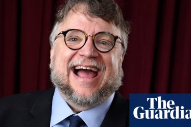 <br />
<br />
<h1>Guillermo del Toro perturbé par des « fantômes » dans un hôtel écossais</h1><br />
<br />
<p>Le célèbre réalisateur Guillermo del Toro a récemment partagé une expérience troublante lors de son séjour dans un hôtel en Écosse. Selon ses dires, il aurait ressenti une présence surnaturelle dans sa chambre, l'incitant à croire qu'il était entouré de « fantômes ».</p><br />
<br />
<h2>Points importants de l'article :</h2><br />
<ul><br /> <li>Guillermo del Toro, réalisateur renommé, perturbé par des phénomènes paranormaux</li><br /> <li>Expérience troublante lors de son séjour dans un hôtel écossais</li><br /> <li>Sensation de présence surnaturelle dans sa chambre</li><br /> <li>Guillermo del Toro évoque la possibilité d'être entouré de « fantômes »</li><br />
</ul><br />
<br /> - 2