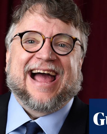 <br />
<br />
<h1>Guillermo del Toro perturbé par des « fantômes » dans un hôtel écossais</h1><br />
<br />
<p>Le célèbre réalisateur Guillermo del Toro a récemment partagé une expérience troublante lors de son séjour dans un hôtel en Écosse. Selon ses dires, il aurait ressenti une présence surnaturelle dans sa chambre, l'incitant à croire qu'il était entouré de « fantômes ».</p><br />
<br />
<h2>Points importants de l'article :</h2><br />
<ul><br /> <li>Guillermo del Toro, réalisateur renommé, perturbé par des phénomènes paranormaux</li><br /> <li>Expérience troublante lors de son séjour dans un hôtel écossais</li><br /> <li>Sensation de présence surnaturelle dans sa chambre</li><br /> <li>Guillermo del Toro évoque la possibilité d'être entouré de « fantômes »</li><br />
</ul><br />
<br /> 56 <br />
<br />
<h1>Guillermo del Toro perturbé par des « fantômes » dans un hôtel écossais</h1><br />
<br />
<p>Le célèbre réalisateur Guillermo del Toro a récemment partagé une expérience troublante lors de son séjour dans un hôtel en Écosse. Selon ses dires, il aurait ressenti une présence surnaturelle dans sa chambre, l'incitant à croire qu'il était entouré de « fantômes ».</p><br />
<br />
<h2>Points importants de l'article :</h2><br />
<ul><br /> <li>Guillermo del Toro, réalisateur renommé, perturbé par des phénomènes paranormaux</li><br /> <li>Expérience troublante lors de son séjour dans un hôtel écossais</li><br /> <li>Sensation de présence surnaturelle dans sa chambre</li><br /> <li>Guillermo del Toro évoque la possibilité d'être entouré de « fantômes »</li><br />
</ul><br />
<br /> - 55
