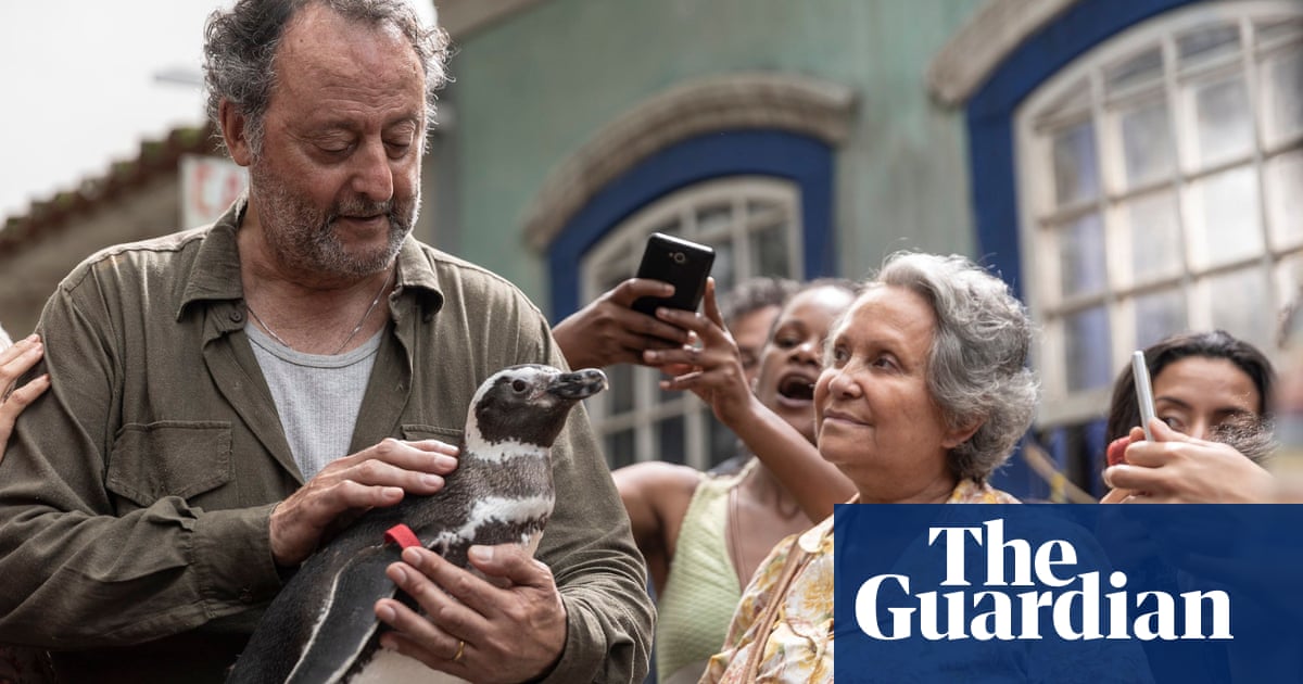 Jean Reno partage la vedette avec un animal lors du tournage de Mon Ami le Pingouin 2 Jean Reno partage la vedette avec un animal lors du tournage de Mon Ami le Pingouin - 1