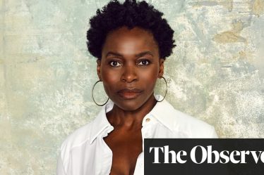 <br />
<br />
<h1>Actrice Rakie Ayola : les incroyables événements après 40 ans</h1><br />
<br />
<p>L'actrice britannique Rakie Ayola partage ses réflexions sur sa carrière et les moments marquants qui ont eu lieu après ses 40 ans. Ayola évoque les opportunités inattendues et les succès qu'elle a rencontrés dans le monde du théâtre et du cinéma. Elle souligne l'importance de rester ouvert aux nouvelles expériences et de continuer à travailler dur pour atteindre ses objectifs.</p><br />
<br />
<h2>Points importants :</h2><br />
<ol><br /> <li>Rakie Ayola parle de ses succès après 40 ans</li><br /> <li>Elle partage ses réflexions sur sa carrière</li><br /> <li>L'actrice souligne l'importance de rester ouvert aux opportunités</li><br />
</ol><br />
<br /> - 4