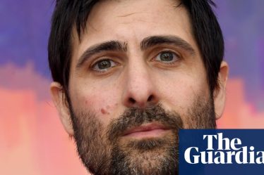 <br />
<br />
<h1>Jason Schwartzman: Le passionné de musique et cinéma</h1><br />
<br />
<p>Jason Schwartzman, célèbre acteur et musicien, s'est récemment confié sur sa passion pour la musique et le cinéma. Il se souvient de son adolescence passée à parcourir les magasins de disques pour acheter tous les singles d'Oasis. Cette passion pour la musique a profondément influencé sa carrière dans l'industrie du divertissement.</p><br />
<br />
<h2>Points importants:</h2><br />
<ul><br /> <li>Jason Schwartzman, acteur et musicien, parle de sa passion pour la musique et le cinéma.</li><br /> <li>Il se souvient de son adolescence où il achetait tous les singles d'Oasis.</li><br /> <li>Sa passion pour la musique a influencé sa carrière dans l'industrie du divertissement.</li><br />
</ul><br />
<br /> - 2