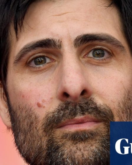 <br />
<br />
<h1>Jason Schwartzman: Le passionné de musique et cinéma</h1><br />
<br />
<p>Jason Schwartzman, célèbre acteur et musicien, s'est récemment confié sur sa passion pour la musique et le cinéma. Il se souvient de son adolescence passée à parcourir les magasins de disques pour acheter tous les singles d'Oasis. Cette passion pour la musique a profondément influencé sa carrière dans l'industrie du divertissement.</p><br />
<br />
<h2>Points importants:</h2><br />
<ul><br /> <li>Jason Schwartzman, acteur et musicien, parle de sa passion pour la musique et le cinéma.</li><br /> <li>Il se souvient de son adolescence où il achetait tous les singles d'Oasis.</li><br /> <li>Sa passion pour la musique a influencé sa carrière dans l'industrie du divertissement.</li><br />
</ul><br />
<br /> 41 <br />
<br />
<h1>Jason Schwartzman: Le passionné de musique et cinéma</h1><br />
<br />
<p>Jason Schwartzman, célèbre acteur et musicien, s'est récemment confié sur sa passion pour la musique et le cinéma. Il se souvient de son adolescence passée à parcourir les magasins de disques pour acheter tous les singles d'Oasis. Cette passion pour la musique a profondément influencé sa carrière dans l'industrie du divertissement.</p><br />
<br />
<h2>Points importants:</h2><br />
<ul><br /> <li>Jason Schwartzman, acteur et musicien, parle de sa passion pour la musique et le cinéma.</li><br /> <li>Il se souvient de son adolescence où il achetait tous les singles d'Oasis.</li><br /> <li>Sa passion pour la musique a influencé sa carrière dans l'industrie du divertissement.</li><br />
</ul><br />
<br /> - 40