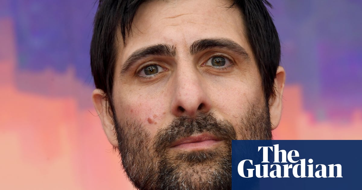 <br />
<br />
<h1>Jason Schwartzman: Le passionné de musique et cinéma</h1><br />
<br />
<p>Jason Schwartzman, célèbre acteur et musicien, s'est récemment confié sur sa passion pour la musique et le cinéma. Il se souvient de son adolescence passée à parcourir les magasins de disques pour acheter tous les singles d'Oasis. Cette passion pour la musique a profondément influencé sa carrière dans l'industrie du divertissement.</p><br />
<br />
<h2>Points importants:</h2><br />
<ul><br /> <li>Jason Schwartzman, acteur et musicien, parle de sa passion pour la musique et le cinéma.</li><br /> <li>Il se souvient de son adolescence où il achetait tous les singles d'Oasis.</li><br /> <li>Sa passion pour la musique a influencé sa carrière dans l'industrie du divertissement.</li><br />
</ul><br />
<br /> 2 <br />
<br />
<h1>Jason Schwartzman: Le passionné de musique et cinéma</h1><br />
<br />
<p>Jason Schwartzman, célèbre acteur et musicien, s'est récemment confié sur sa passion pour la musique et le cinéma. Il se souvient de son adolescence passée à parcourir les magasins de disques pour acheter tous les singles d'Oasis. Cette passion pour la musique a profondément influencé sa carrière dans l'industrie du divertissement.</p><br />
<br />
<h2>Points importants:</h2><br />
<ul><br /> <li>Jason Schwartzman, acteur et musicien, parle de sa passion pour la musique et le cinéma.</li><br /> <li>Il se souvient de son adolescence où il achetait tous les singles d'Oasis.</li><br /> <li>Sa passion pour la musique a influencé sa carrière dans l'industrie du divertissement.</li><br />
</ul><br />
<br /> - 1