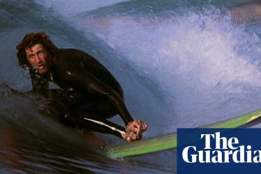 <u>Titre en Français:</u> Crystal Voyager: le film ultime de surf avec un esprit DIY - et une bande sonore de Pink Floyd | Film<br />
<br />
Le film Crystal Voyager est une véritable pépite du surf, mêlant une approche artisanale à une bande sonore envoûtante de Pink Floyd. Plongez dans l'univers captivant de ce film qui capture l'esprit de liberté et d'aventure des surfeurs.<br />
<br />
Points importants:<br />
- Crystal Voyager est un film de surf unique en son genre<br />
- L'approche DIY du film lui confère une authenticité particulière<br />
- La bande sonore de Pink Floyd ajoute une dimension mystique à l'expérience visuelle - 4