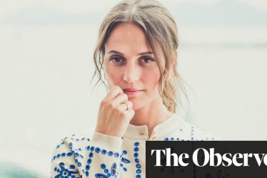 <br />
<br />
<h1>Alicia Vikander parle ouvertement sur les relations abusives dans le cinéma</h1><br />
<br />
<p>L'actrice suédoise Alicia Vikander s'est récemment exprimée sur l'importance de dépeindre de manière réaliste les relations abusives au cinéma. Selon elle, il est crucial de ne pas éluder ce sujet difficile et de montrer la réalité de ces situations complexes.</p><br />
<br />
<h2>Points importants:</h2><br />
<ul><br /> <li>Alicia Vikander met en lumière l'importance de représenter fidèlement les relations abusives au cinéma</li><br /> <li>Elle souligne qu'il est essentiel de ne pas éviter ce sujet délicat</li><br /> <li>L'actrice encourage les réalisateurs à traiter avec sensibilité les thématiques liées à la violence domestique</li><br />
</ul><br />
<br /> - 2