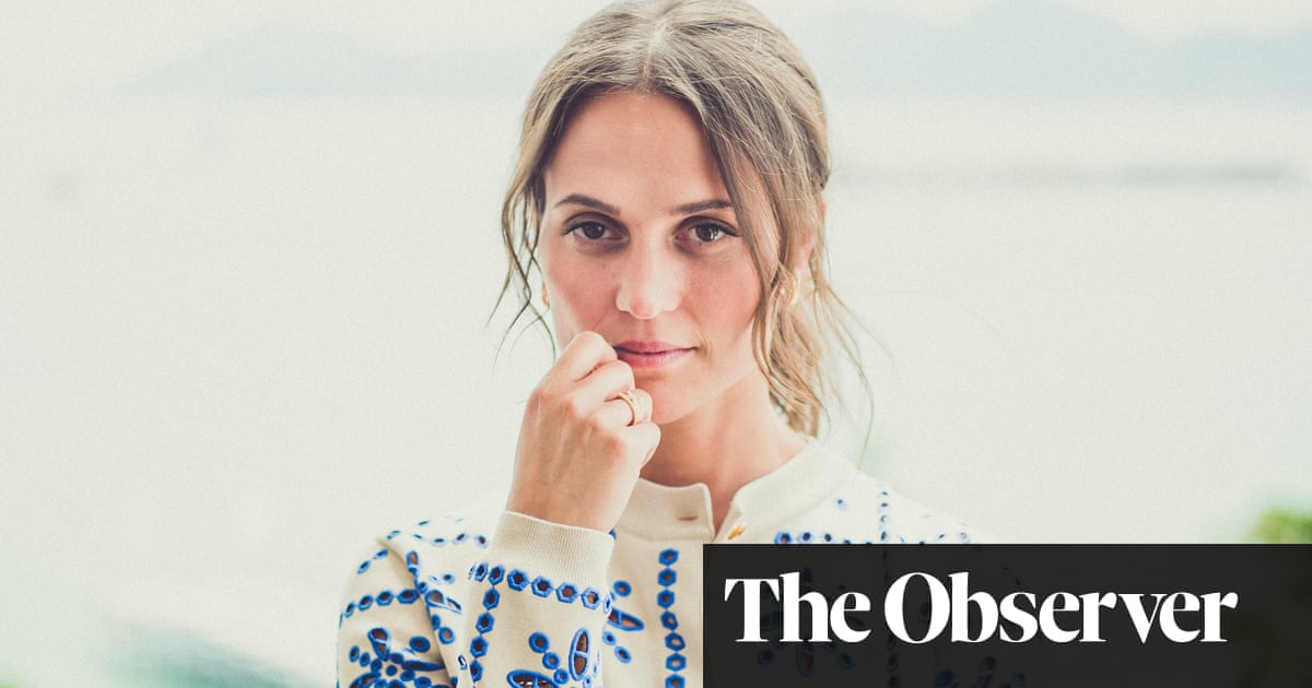 <br />
<br />
<h1>Alicia Vikander parle ouvertement sur les relations abusives dans le cinéma</h1><br />
<br />
<p>L'actrice suédoise Alicia Vikander s'est récemment exprimée sur l'importance de dépeindre de manière réaliste les relations abusives au cinéma. Selon elle, il est crucial de ne pas éluder ce sujet difficile et de montrer la réalité de ces situations complexes.</p><br />
<br />
<h2>Points importants:</h2><br />
<ul><br /> <li>Alicia Vikander met en lumière l'importance de représenter fidèlement les relations abusives au cinéma</li><br /> <li>Elle souligne qu'il est essentiel de ne pas éviter ce sujet délicat</li><br /> <li>L'actrice encourage les réalisateurs à traiter avec sensibilité les thématiques liées à la violence domestique</li><br />
</ul><br />
<br /> 2 <br />
<br />
<h1>Alicia Vikander parle ouvertement sur les relations abusives dans le cinéma</h1><br />
<br />
<p>L'actrice suédoise Alicia Vikander s'est récemment exprimée sur l'importance de dépeindre de manière réaliste les relations abusives au cinéma. Selon elle, il est crucial de ne pas éluder ce sujet difficile et de montrer la réalité de ces situations complexes.</p><br />
<br />
<h2>Points importants:</h2><br />
<ul><br /> <li>Alicia Vikander met en lumière l'importance de représenter fidèlement les relations abusives au cinéma</li><br /> <li>Elle souligne qu'il est essentiel de ne pas éviter ce sujet délicat</li><br /> <li>L'actrice encourage les réalisateurs à traiter avec sensibilité les thématiques liées à la violence domestique</li><br />
</ul><br />
<br /> - 1