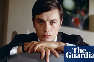 <br />
<br />
<h1>Le légendaire acteur français Alain Delon décède à l'âge de 88 ans | Cinéma</h1><br />
<br />
<p>La France est en deuil après le décès de l'icône du cinéma français, Alain Delon, à l'âge de 88 ans. Sa carrière cinématographique illustre brillamment l'histoire du cinéma français et son impact sur le monde du divertissement restera inoubliable.</p><br />
<br />
<h2>Points importants :</h2><br />
<ul><br /> <li>Décès tragique d'Alain Delon à 88 ans</li><br /> <li>Une carrière cinématographique légendaire</li><br /> <li>Impact majeur sur le cinéma français et mondial</li><br />
</ul><br />
<br /> - 4