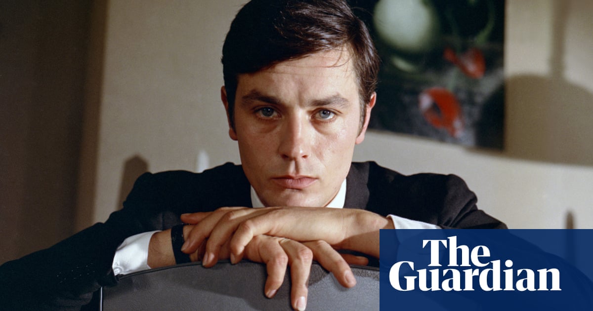 <br />
<br />
<h1>Le légendaire acteur français Alain Delon décède à l'âge de 88 ans | Cinéma</h1><br />
<br />
<p>La France est en deuil après le décès de l'icône du cinéma français, Alain Delon, à l'âge de 88 ans. Sa carrière cinématographique illustre brillamment l'histoire du cinéma français et son impact sur le monde du divertissement restera inoubliable.</p><br />
<br />
<h2>Points importants :</h2><br />
<ul><br /> <li>Décès tragique d'Alain Delon à 88 ans</li><br /> <li>Une carrière cinématographique légendaire</li><br /> <li>Impact majeur sur le cinéma français et mondial</li><br />
</ul><br />
<br /> - 1