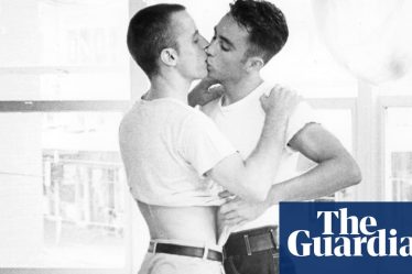 Le cinéaste queer qui a capturé la crise du sida en Australie: un portrait vibrant en mots et en images<br />
<br />
Dans le paysage cinématographique australien, un réalisateur se démarque par son approche lyrique, impertinente et galvanisante de la réalité. En mettant en lumière la crise du sida dans le pays, il a su captiver le public et susciter des réactions émotionnelles profondes.<br />
<br />
Voici les points clés de cet article:<br />
<br />
- Portrait d'un cinéaste queer en Australie<br />
- Approche lyrique et impertinente de la réalité<br />
- Captiver le public avec la crise du sida<br />
- Réactions émotionnelles profondes<br />
- Impact sur le paysage cinématographique australien - 2