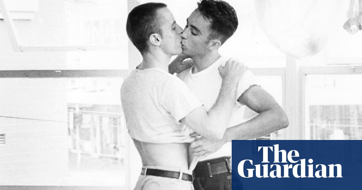 Le cinéaste queer qui a capturé la crise du sida en Australie: un portrait vibrant en mots et en images<br />
<br />
Dans le paysage cinématographique australien, un réalisateur se démarque par son approche lyrique, impertinente et galvanisante de la réalité. En mettant en lumière la crise du sida dans le pays, il a su captiver le public et susciter des réactions émotionnelles profondes.<br />
<br />
Voici les points clés de cet article:<br />
<br />
- Portrait d'un cinéaste queer en Australie<br />
- Approche lyrique et impertinente de la réalité<br />
- Captiver le public avec la crise du sida<br />
- Réactions émotionnelles profondes<br />
- Impact sur le paysage cinématographique australien - 1
