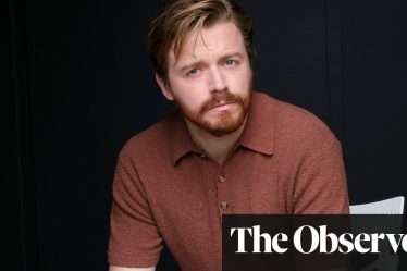 <br />
<br />
<h1>Interview exclusive avec Jack Lowden: "Les acteurs sont des animaux étranges"</h1><br />
<br />
<p>Jack Lowden, acteur principal de la série Slow Horses, se confie sur son rôle difficile d'alcoolique et sur sa collaboration avec sa nouvelle épouse, Saoirse Ronan.</p><br />
<br />
<h2>Points importants de l'article:</h2><br />
<ul><br /> <li>Jack Lowden parle de son personnage d'alcoolique dans Slow Horses</li><br /> <li>Sa collaboration avec Saoirse Ronan</li><br /> <li>Comment il prépare ses rôles</li><br /> <li>Son avis sur l'industrie du cinéma</li><br />
</ul><br />
<br /> - 4