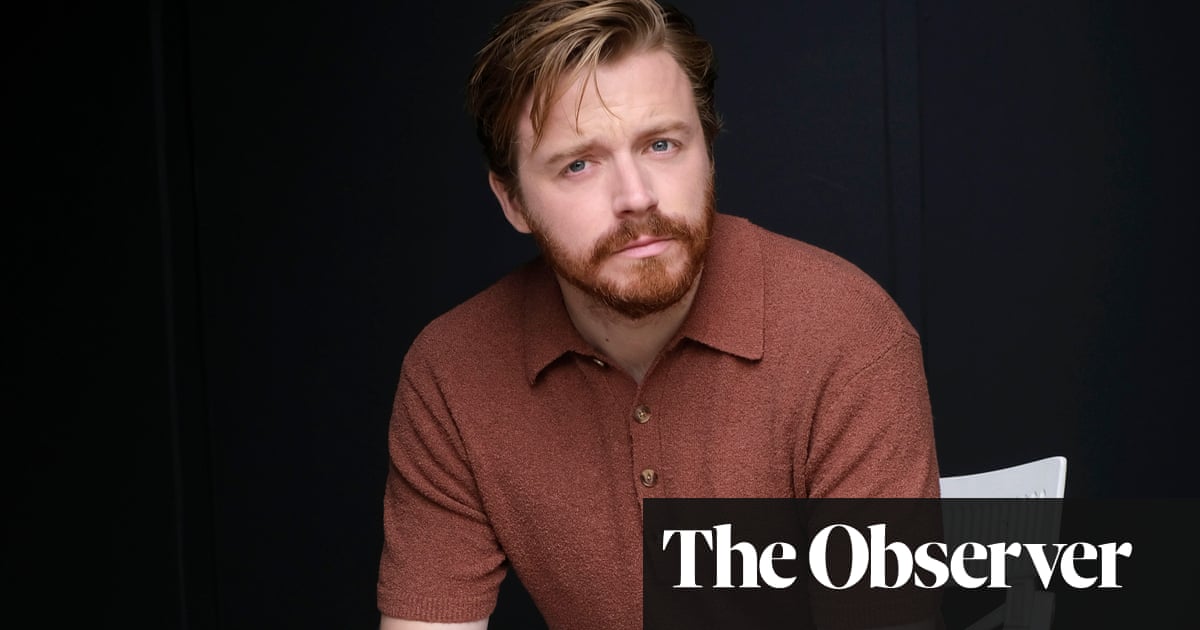 <br />
<br />
<h1>Interview exclusive avec Jack Lowden: "Les acteurs sont des animaux étranges"</h1><br />
<br />
<p>Jack Lowden, acteur principal de la série Slow Horses, se confie sur son rôle difficile d'alcoolique et sur sa collaboration avec sa nouvelle épouse, Saoirse Ronan.</p><br />
<br />
<h2>Points importants de l'article:</h2><br />
<ul><br /> <li>Jack Lowden parle de son personnage d'alcoolique dans Slow Horses</li><br /> <li>Sa collaboration avec Saoirse Ronan</li><br /> <li>Comment il prépare ses rôles</li><br /> <li>Son avis sur l'industrie du cinéma</li><br />
</ul><br />
<br /> 2 <br />
<br />
<h1>Interview exclusive avec Jack Lowden: "Les acteurs sont des animaux étranges"</h1><br />
<br />
<p>Jack Lowden, acteur principal de la série Slow Horses, se confie sur son rôle difficile d'alcoolique et sur sa collaboration avec sa nouvelle épouse, Saoirse Ronan.</p><br />
<br />
<h2>Points importants de l'article:</h2><br />
<ul><br /> <li>Jack Lowden parle de son personnage d'alcoolique dans Slow Horses</li><br /> <li>Sa collaboration avec Saoirse Ronan</li><br /> <li>Comment il prépare ses rôles</li><br /> <li>Son avis sur l'industrie du cinéma</li><br />
</ul><br />
<br /> - 1
