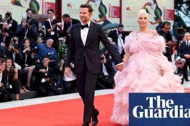 <br />
<br />
<h1>Retour du glamour hollywoodien au festival du film de Venise</h1><br />
<br />
<p>Les stars et le glamour d'Hollywood feront leur grand retour au célèbre festival du film de Venise en 2024. Après une pause due à la pandémie, l'événement promet d'être plus spectaculaire que jamais.</p><br />
<br />
<h2>Points importants de l'article :</h2><br />
<ul><br /> <li>Retour des stars et du glamour d'Hollywood à Venise en 2024</li><br /> <li>Festival du film de Venise après une pause due à la pandémie</li><br /> <li>Promesse d'un événement plus spectaculaire que jamais</li><br />
</ul><br />
<br /> - 2