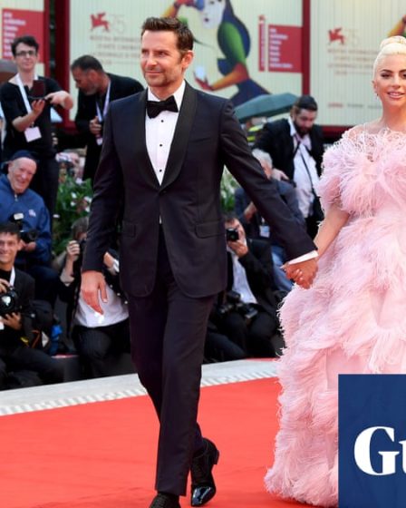 <br />
<br />
<h1>Retour du glamour hollywoodien au festival du film de Venise</h1><br />
<br />
<p>Les stars et le glamour d'Hollywood feront leur grand retour au célèbre festival du film de Venise en 2024. Après une pause due à la pandémie, l'événement promet d'être plus spectaculaire que jamais.</p><br />
<br />
<h2>Points importants de l'article :</h2><br />
<ul><br /> <li>Retour des stars et du glamour d'Hollywood à Venise en 2024</li><br /> <li>Festival du film de Venise après une pause due à la pandémie</li><br /> <li>Promesse d'un événement plus spectaculaire que jamais</li><br />
</ul><br />
<br /> 35 <br />
<br />
<h1>Retour du glamour hollywoodien au festival du film de Venise</h1><br />
<br />
<p>Les stars et le glamour d'Hollywood feront leur grand retour au célèbre festival du film de Venise en 2024. Après une pause due à la pandémie, l'événement promet d'être plus spectaculaire que jamais.</p><br />
<br />
<h2>Points importants de l'article :</h2><br />
<ul><br /> <li>Retour des stars et du glamour d'Hollywood à Venise en 2024</li><br /> <li>Festival du film de Venise après une pause due à la pandémie</li><br /> <li>Promesse d'un événement plus spectaculaire que jamais</li><br />
</ul><br />
<br /> - 34
