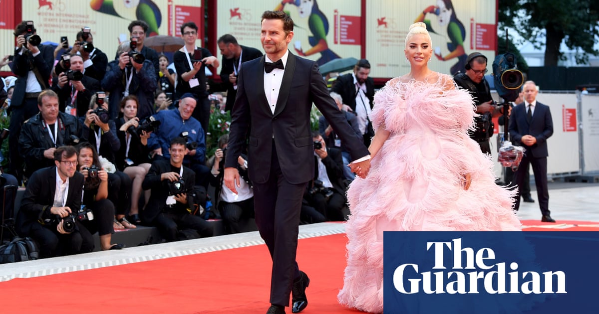 <br />
<br />
<h1>Retour du glamour hollywoodien au festival du film de Venise</h1><br />
<br />
<p>Les stars et le glamour d'Hollywood feront leur grand retour au célèbre festival du film de Venise en 2024. Après une pause due à la pandémie, l'événement promet d'être plus spectaculaire que jamais.</p><br />
<br />
<h2>Points importants de l'article :</h2><br />
<ul><br /> <li>Retour des stars et du glamour d'Hollywood à Venise en 2024</li><br /> <li>Festival du film de Venise après une pause due à la pandémie</li><br /> <li>Promesse d'un événement plus spectaculaire que jamais</li><br />
</ul><br />
<br /> - 1