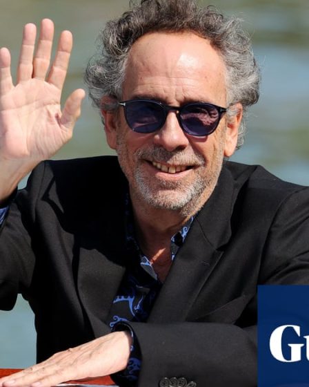 <br />
<br />
<h1>Tim Burton révèle avoir été "un peu perdu" dans sa carrière avant la suite de Beetlejuice</h1><br />
<br />
<p>Le célèbre réalisateur Tim Burton a récemment avoué qu'il se sentait dépassé par sa carrière avant de se lancer dans la suite tant attendue de Beetlejuice. Il a expliqué que malgré son succès passé, il avait besoin d'un nouveau défi pour retrouver sa passion pour le cinéma.</p><br />
<br />
<h2>Points importants de l'article :</h2><br />
<ul><br /> <li>Tim Burton se sentait perdu avant de commencer la suite de Beetlejuice</li><br /> <li>Il avait besoin d'un nouveau défi pour retrouver sa passion pour le cinéma</li><br /> <li>Malgré son succès passé, il était en quête de renouveau</li><br />
</ul><br />
<br /> 53 <br />
<br />
<h1>Tim Burton révèle avoir été "un peu perdu" dans sa carrière avant la suite de Beetlejuice</h1><br />
<br />
<p>Le célèbre réalisateur Tim Burton a récemment avoué qu'il se sentait dépassé par sa carrière avant de se lancer dans la suite tant attendue de Beetlejuice. Il a expliqué que malgré son succès passé, il avait besoin d'un nouveau défi pour retrouver sa passion pour le cinéma.</p><br />
<br />
<h2>Points importants de l'article :</h2><br />
<ul><br /> <li>Tim Burton se sentait perdu avant de commencer la suite de Beetlejuice</li><br /> <li>Il avait besoin d'un nouveau défi pour retrouver sa passion pour le cinéma</li><br /> <li>Malgré son succès passé, il était en quête de renouveau</li><br />
</ul><br />
<br /> - 52