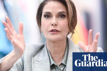 <h2>Teri Hatcher: La vérité sur ses talents de joueuse de billard révélée! </h2><br />
<br />
<p>La célèbre actrice Teri Hatcher s'est récemment confiée sur ses compétences au billard lors d'une interview exclusive. Selon elle, sa performance dépendrait en grande partie de la quantité d'alcool consommée. Découvrez tous les détails dans cet article captivant!</p><br />
<br />
<ul><br /> <li>Teri Hatcher parle de ses talents de billardiste</li><br /> <li>Sa performance dépend de la consommation d'alcool</li><br /> <li>Interview exclusive avec l'actrice renommée</li><br />
</ul> - 4