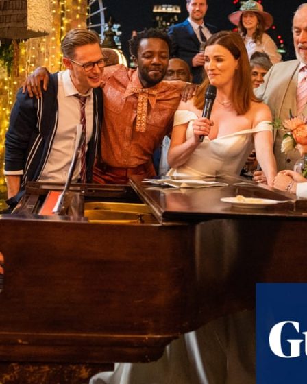 Critique de And Mrs - l'amour éternel pour Aisling Bea dans une comédie romantique britannique déjantée | Film 2 Critique de And Mrs - l'amour éternel pour Aisling Bea dans une comédie romantique britannique déjantée | Film - 1