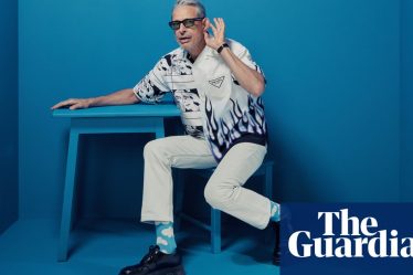 <br />
<br />
<h1>Jeff Goldblum parle de la vanité, de la mortalité et de devenir père à 60 ans</h1><br />
<br />
<p>Jeff Goldblum, l'acteur emblématique de Hollywood, partage ses réflexions sur la vanité, la mortalité et le fait de devenir père à un âge avancé.</p><br />
<br />
<h2>Points importants:</h2><br />
<ul><br /> <li>Jeff Goldblum parle de l'importance d'accepter son âge</li><br /> <li>Il partage ses réflexions sur la vanité et la perception de soi</li><br /> <li>Goldblum évoque sa paternité à l'âge de 60 ans</li><br />
</ul><br />
<br /> - 4