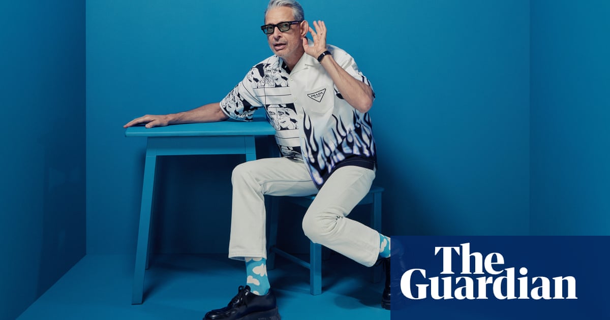 <br />
<br />
<h1>Jeff Goldblum parle de la vanité, de la mortalité et de devenir père à 60 ans</h1><br />
<br />
<p>Jeff Goldblum, l'acteur emblématique de Hollywood, partage ses réflexions sur la vanité, la mortalité et le fait de devenir père à un âge avancé.</p><br />
<br />
<h2>Points importants:</h2><br />
<ul><br /> <li>Jeff Goldblum parle de l'importance d'accepter son âge</li><br /> <li>Il partage ses réflexions sur la vanité et la perception de soi</li><br /> <li>Goldblum évoque sa paternité à l'âge de 60 ans</li><br />
</ul><br />
<br /> 2 <br />
<br />
<h1>Jeff Goldblum parle de la vanité, de la mortalité et de devenir père à 60 ans</h1><br />
<br />
<p>Jeff Goldblum, l'acteur emblématique de Hollywood, partage ses réflexions sur la vanité, la mortalité et le fait de devenir père à un âge avancé.</p><br />
<br />
<h2>Points importants:</h2><br />
<ul><br /> <li>Jeff Goldblum parle de l'importance d'accepter son âge</li><br /> <li>Il partage ses réflexions sur la vanité et la perception de soi</li><br /> <li>Goldblum évoque sa paternité à l'âge de 60 ans</li><br />
</ul><br />
<br /> - 1