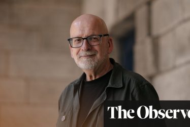 <br />
<br />
<h1>Roddy Doyle : "On disait que je sapais la vie de famille... des absurdités" | Interview avec l'écrivain irlandais</h1><br />
<br />
<p> L'écrivain irlandais Roddy Doyle revient sur les critiques qu'il a reçues par le passé concernant son travail et son impact sur la vie de famille. Dans une interview exclusive, il partage son point de vue sur ces accusations et comment il les perçoit. </p><br />
<br />
<h2>Points importants de l'article :</h2><br />
<ul><br /> <li> Réflexion de Roddy Doyle sur les critiques reçues </li><br /> <li> Impact de son travail sur la vie de famille </li><br /> <li> Réponse aux accusations de "sapage" de la vie de famille </li><br />
</ul><br />
<br /> - 8