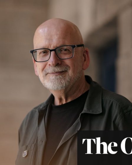 <br />
<br />
<h1>Roddy Doyle : "On disait que je sapais la vie de famille... des absurdités" | Interview avec l'écrivain irlandais</h1><br />
<br />
<p> L'écrivain irlandais Roddy Doyle revient sur les critiques qu'il a reçues par le passé concernant son travail et son impact sur la vie de famille. Dans une interview exclusive, il partage son point de vue sur ces accusations et comment il les perçoit. </p><br />
<br />
<h2>Points importants de l'article :</h2><br />
<ul><br /> <li> Réflexion de Roddy Doyle sur les critiques reçues </li><br /> <li> Impact de son travail sur la vie de famille </li><br /> <li> Réponse aux accusations de "sapage" de la vie de famille </li><br />
</ul><br />
<br /> 26 <br />
<br />
<h1>Roddy Doyle : "On disait que je sapais la vie de famille... des absurdités" | Interview avec l'écrivain irlandais</h1><br />
<br />
<p> L'écrivain irlandais Roddy Doyle revient sur les critiques qu'il a reçues par le passé concernant son travail et son impact sur la vie de famille. Dans une interview exclusive, il partage son point de vue sur ces accusations et comment il les perçoit. </p><br />
<br />
<h2>Points importants de l'article :</h2><br />
<ul><br /> <li> Réflexion de Roddy Doyle sur les critiques reçues </li><br /> <li> Impact de son travail sur la vie de famille </li><br /> <li> Réponse aux accusations de "sapage" de la vie de famille </li><br />
</ul><br />
<br /> - 25