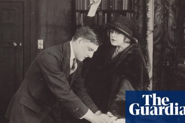 Un film muet mettant en scène Sherlock Holmes sera projeté pour la première fois depuis sa sortie en 1922.<br />
<br />
Liste des points importants:<br />
1. Un film muet mettant en scène Sherlock Holmes sera projeté pour la première fois depuis sa sortie en 1922.<br />
2. Les fans auront enfin l'opportunité de voir ce film rare et précieux.<br />
3. L'événement suscite l'excitation parmi les passionnés de Sherlock Holmes et les cinéphiles.<br />
4. Une occasion unique de découvrir ou redécouvrir les débuts du légendaire détective à l'écran. - 3