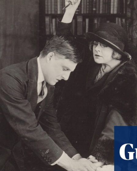 Un film muet mettant en scène Sherlock Holmes sera projeté pour la première fois depuis sa sortie en 1922.<br />
<br />
Liste des points importants:<br />
1. Un film muet mettant en scène Sherlock Holmes sera projeté pour la première fois depuis sa sortie en 1922.<br />
2. Les fans auront enfin l'opportunité de voir ce film rare et précieux.<br />
3. L'événement suscite l'excitation parmi les passionnés de Sherlock Holmes et les cinéphiles.<br />
4. Une occasion unique de découvrir ou redécouvrir les débuts du légendaire détective à l'écran. 23 Un film muet mettant en scène Sherlock Holmes sera projeté pour la première fois depuis sa sortie en 1922.<br />
<br />
Liste des points importants:<br />
1. Un film muet mettant en scène Sherlock Holmes sera projeté pour la première fois depuis sa sortie en 1922.<br />
2. Les fans auront enfin l'opportunité de voir ce film rare et précieux.<br />
3. L'événement suscite l'excitation parmi les passionnés de Sherlock Holmes et les cinéphiles.<br />
4. Une occasion unique de découvrir ou redécouvrir les débuts du légendaire détective à l'écran. - 22