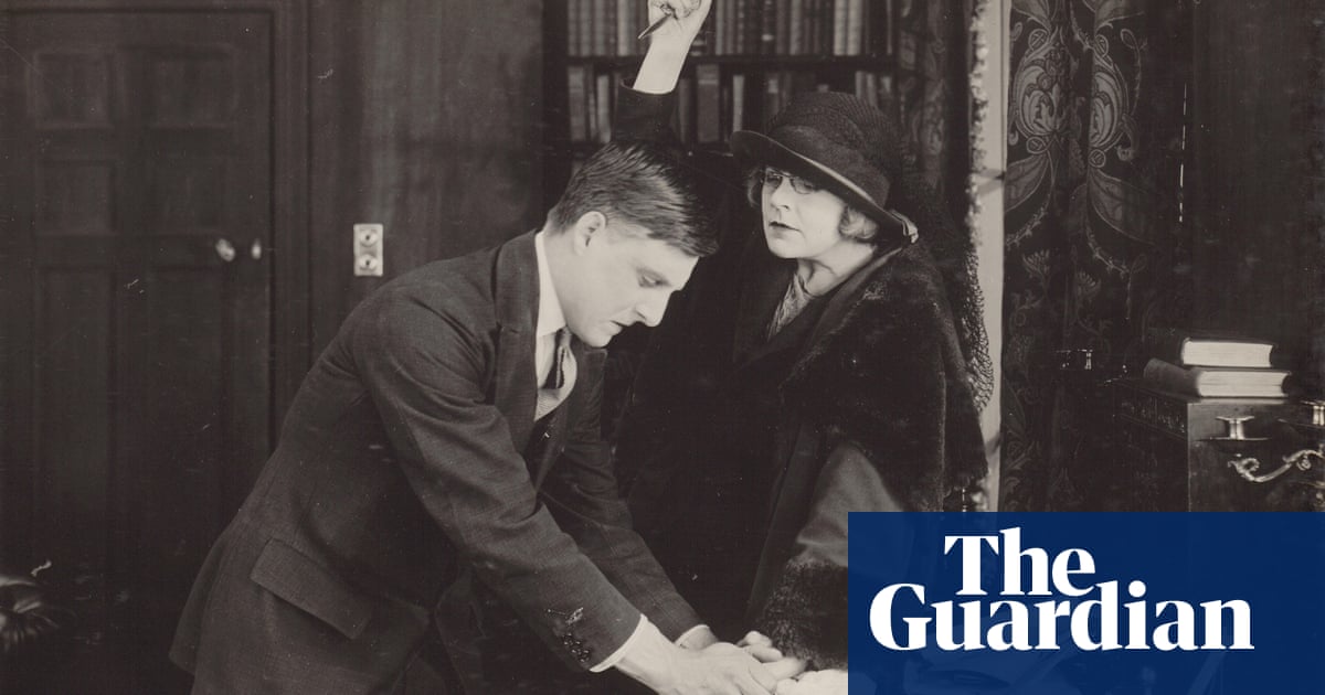 Un film muet mettant en scène Sherlock Holmes sera projeté pour la première fois depuis sa sortie en 1922.<br />
<br />
Liste des points importants:<br />
1. Un film muet mettant en scène Sherlock Holmes sera projeté pour la première fois depuis sa sortie en 1922.<br />
2. Les fans auront enfin l'opportunité de voir ce film rare et précieux.<br />
3. L'événement suscite l'excitation parmi les passionnés de Sherlock Holmes et les cinéphiles.<br />
4. Une occasion unique de découvrir ou redécouvrir les débuts du légendaire détective à l'écran. - 1