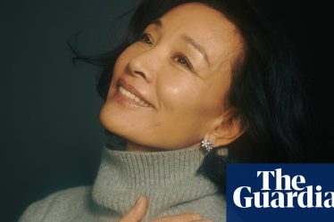 <h2>La renaissance de la reine: l'actrice Joan Chen parle de doutes, succès, épreuves - et d'une seconde chance à 63 ans </h2><br />
<p>L'actrice Joan Chen, connue pour ses rôles emblématiques au cinéma, se confie sur son parcours professionnel tumultueux, ses moments de doute, sa réussite et les défis qu'elle a dû surmonter. À l'âge de 63 ans, elle revient sur le devant de la scène avec une détermination et une passion renouvelées.</p><br />
<br />
<h3>Points importants de l'article:</h3><br />
<ul><br /> <li>Le parcours de Joan Chen dans l'industrie du cinéma</li><br /> <li>Ses luttes contre l'incertitude et les épreuves</li><br /> <li>Son succès et sa résilience face aux défis</li><br /> <li>La seconde chance qu'elle saisit à l'âge de 63 ans</li><br />
</ul> - 2